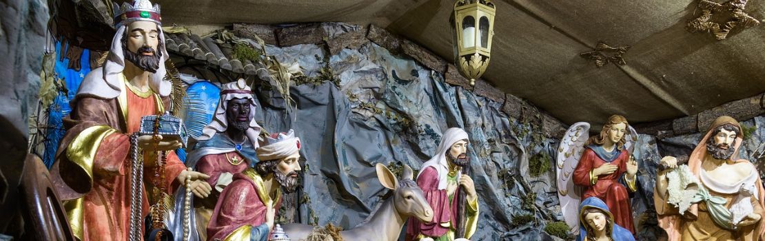 intérieur d'une crèche de noel à la foire aux santons d'Aubagne